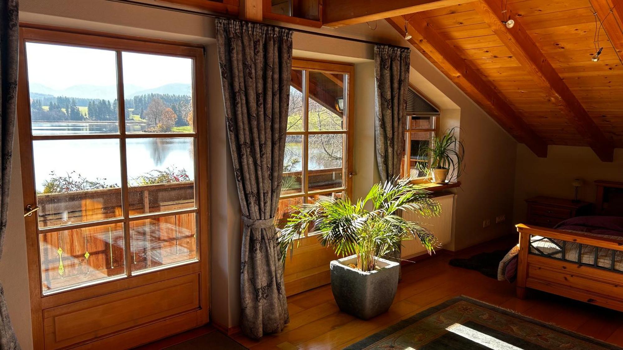 Direkt Am See Mit Bergblick Seeg Eksteriør billede
